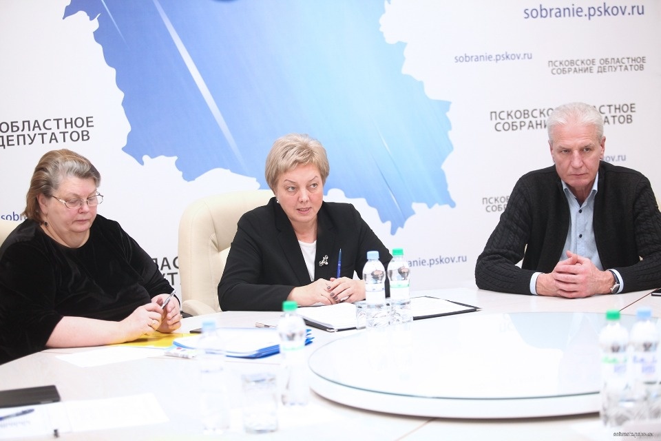 Проект бюджета: Заместители губернатора встретились с фракциями областного Собрания