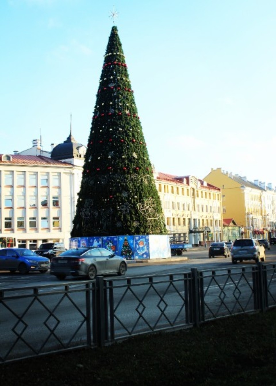 В Пскове 21 декабря на три с половиной часа автобусы пустят в объезд центра ради праздника у елки