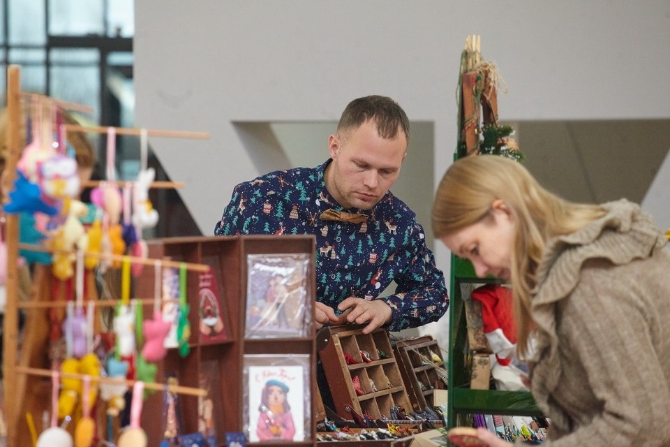 Первый день работы ярмарки «ART-ель» во «Fjord Plaza»
