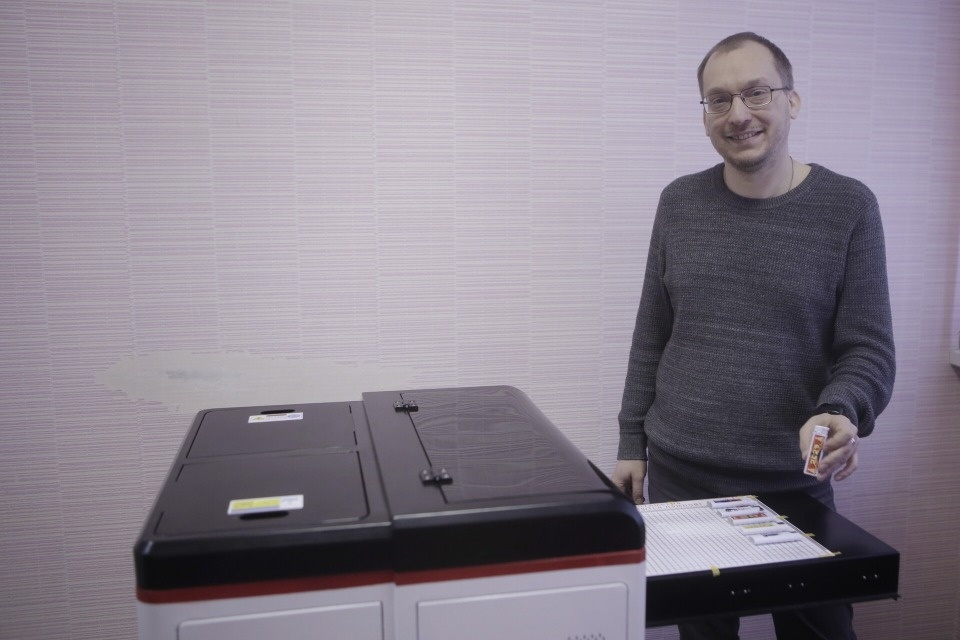 Пскович печатает на зажигалках достопримечательности города и брендирует банки с соленьями