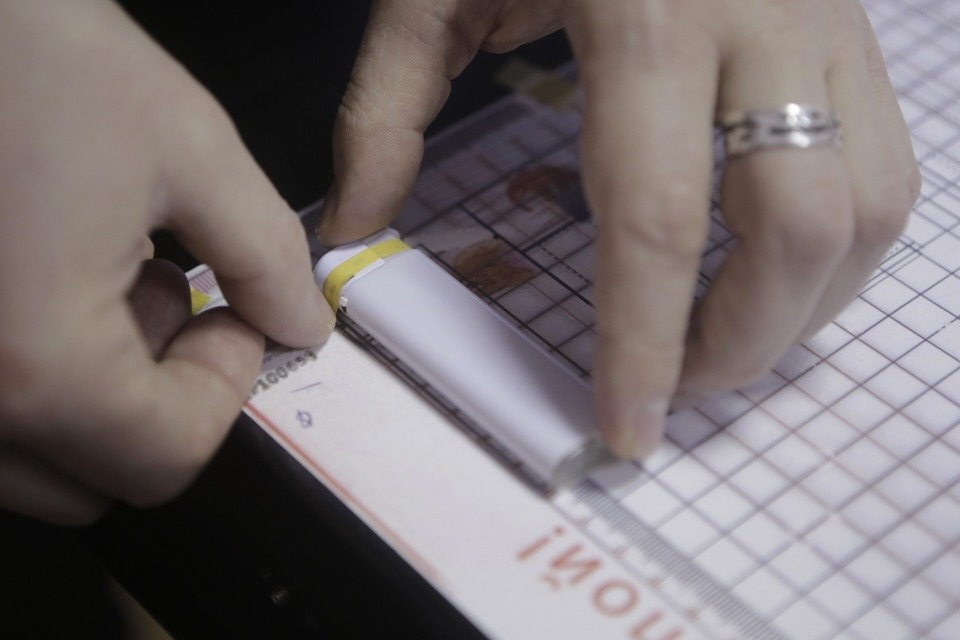 Пскович печатает на зажигалках достопримечательности города и брендирует банки с соленьями