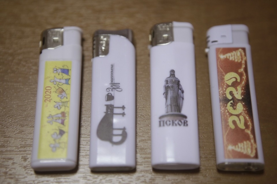 Пскович печатает на зажигалках достопримечательности города и брендирует банки с соленьями