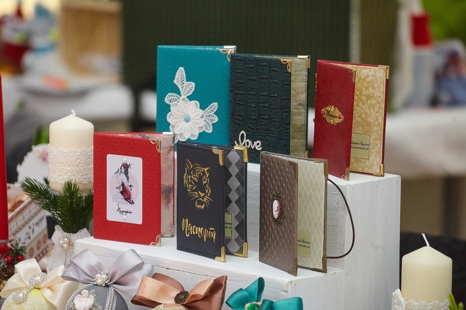 Новогодняя ярмарка подарков «ART-ель» продолжит работу в эти выходные в Пскове Новогодняя ярмарка подарков «ART-ель» продолжит работу в эти выходные в Пскове