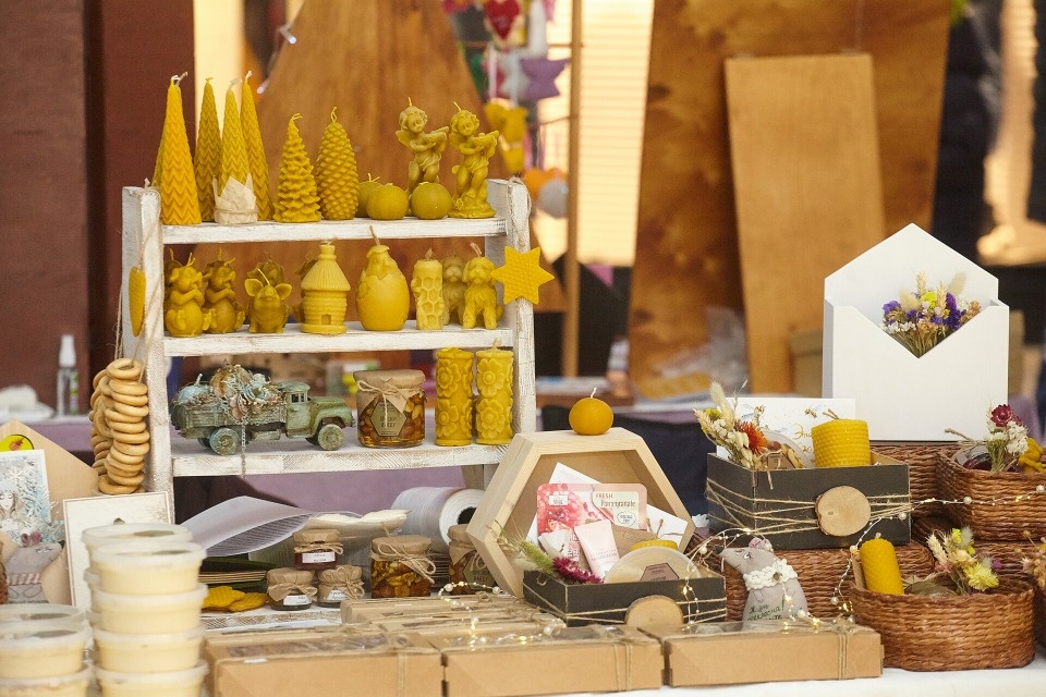 Новогодняя ярмарка подарков «ART-ель» продолжит работу в эти выходные в Пскове Новогодняя ярмарка подарков «ART-ель» продолжит работу в эти выходные в Пскове