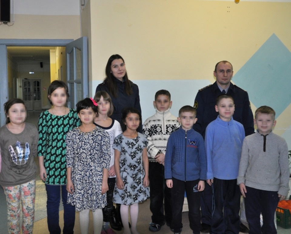 Сотрудники исправительной колонии в Великих Луках поздравили сирот с Новым годом