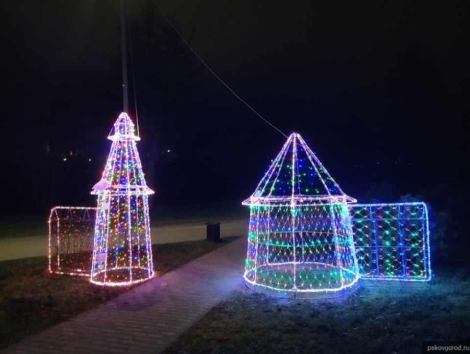 Светодиодные башни псковского кремля появились на набережной Псковы 