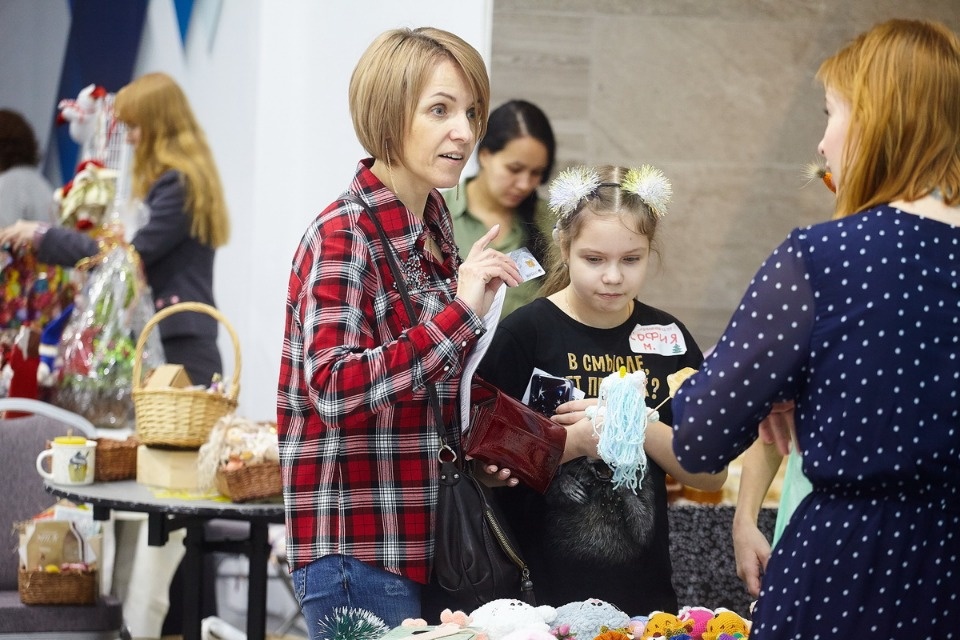 Первый день работы ярмарки «ART-ель» в «Простории» 