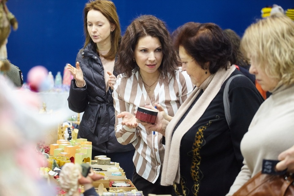 Первый день работы ярмарки «ART-ель» в «Простории» 