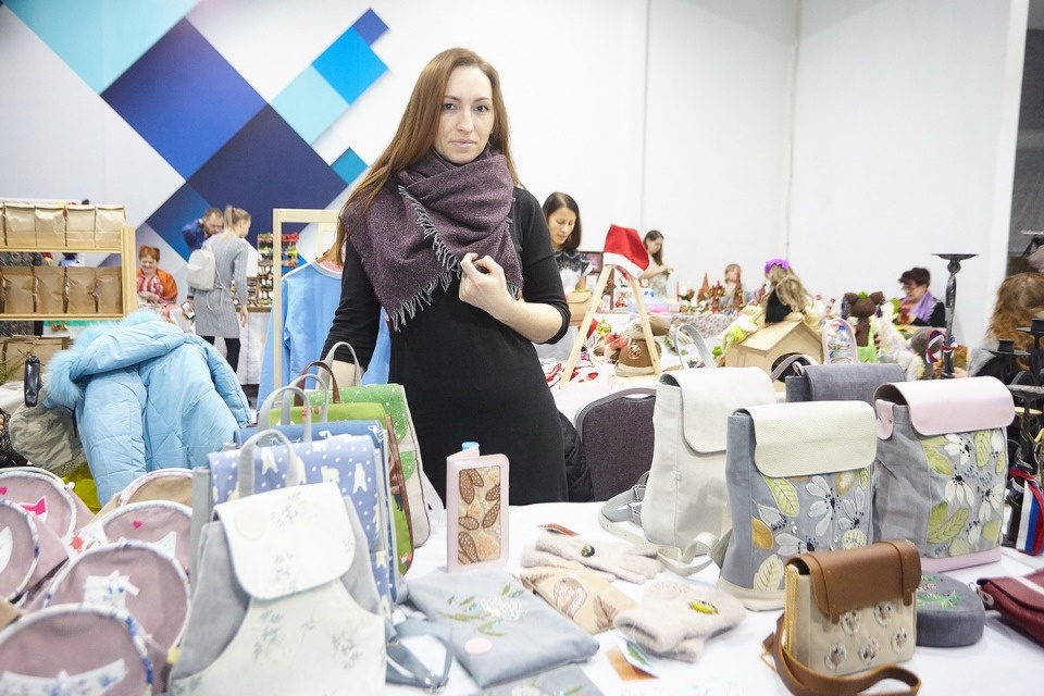 Первый день работы ярмарки «ART-ель» в «Простории» 