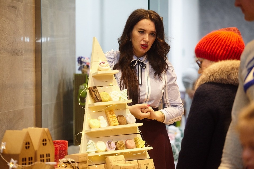 Первый день работы ярмарки «ART-ель» в «Простории» 