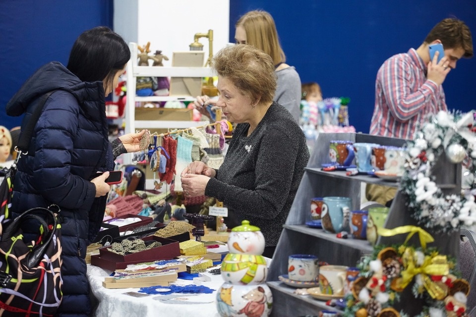 Первый день работы ярмарки «ART-ель» в «Простории» 