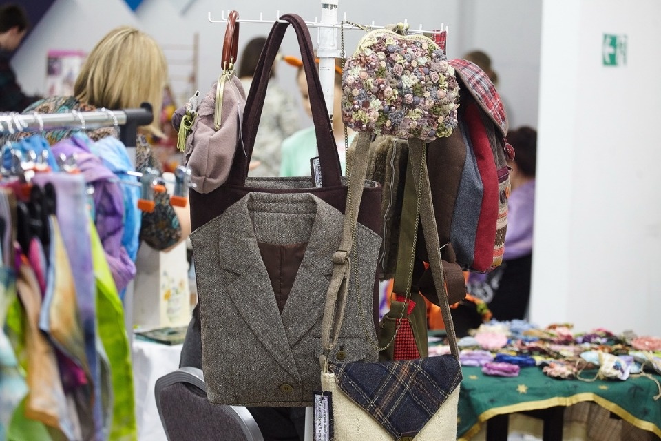 Первый день работы ярмарки «ART-ель» в «Простории» 