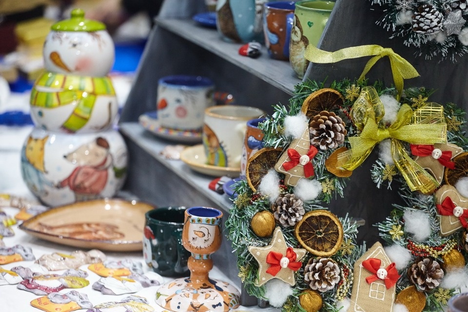 Первый день работы ярмарки «ART-ель» в «Простории» 