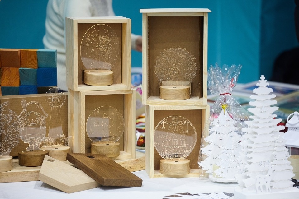 Первый день работы ярмарки «ART-ель» в «Простории» 