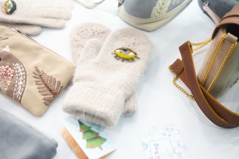 Первый день работы ярмарки «ART-ель» в «Простории» 