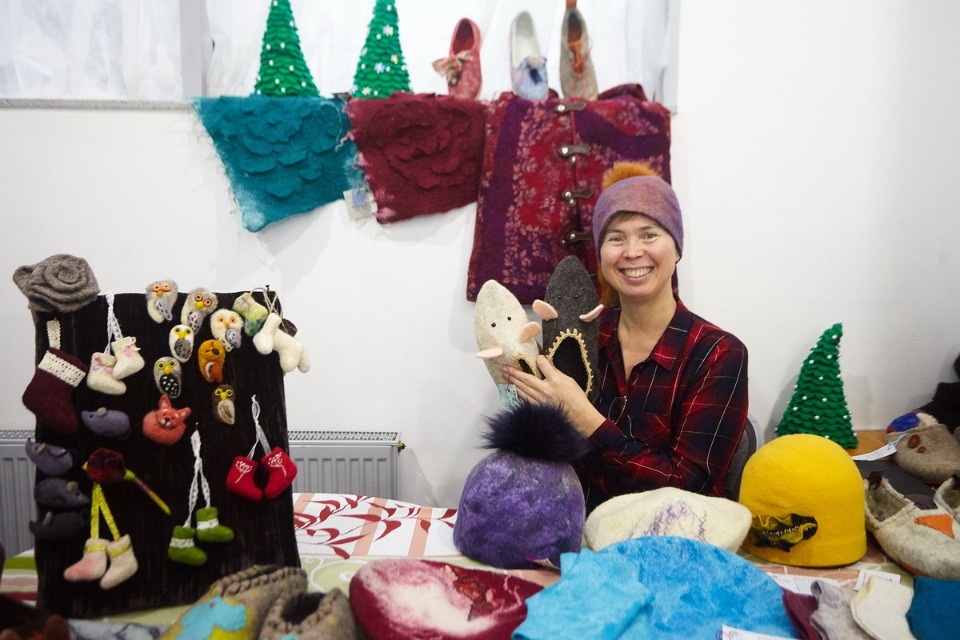 Первый день работы ярмарки «ART-ель» в «Простории» 