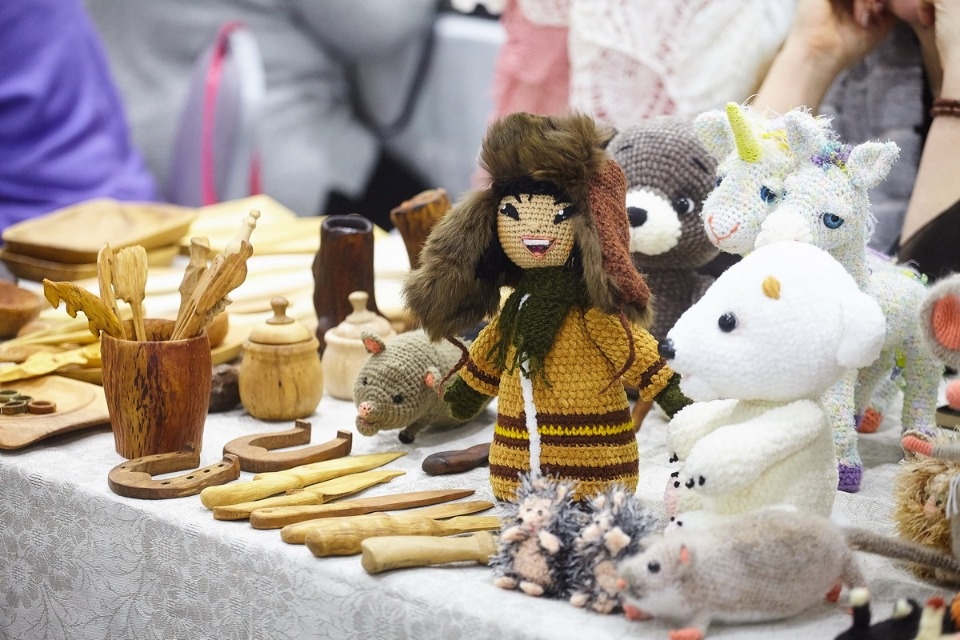 Первый день работы ярмарки «ART-ель» в «Простории» 