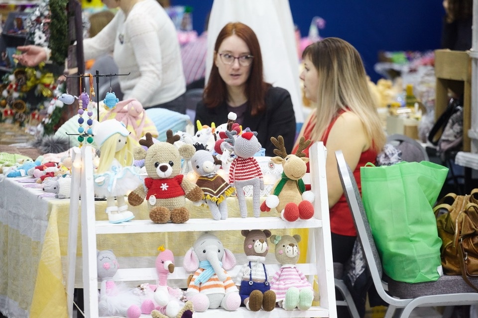 Первый день работы ярмарки «ART-ель» в «Простории» 