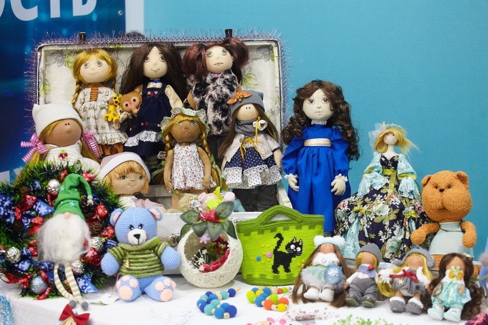 Первый день работы ярмарки «ART-ель» в «Простории» 