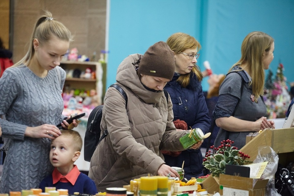 Первый день работы ярмарки «ART-ель» в «Простории» 