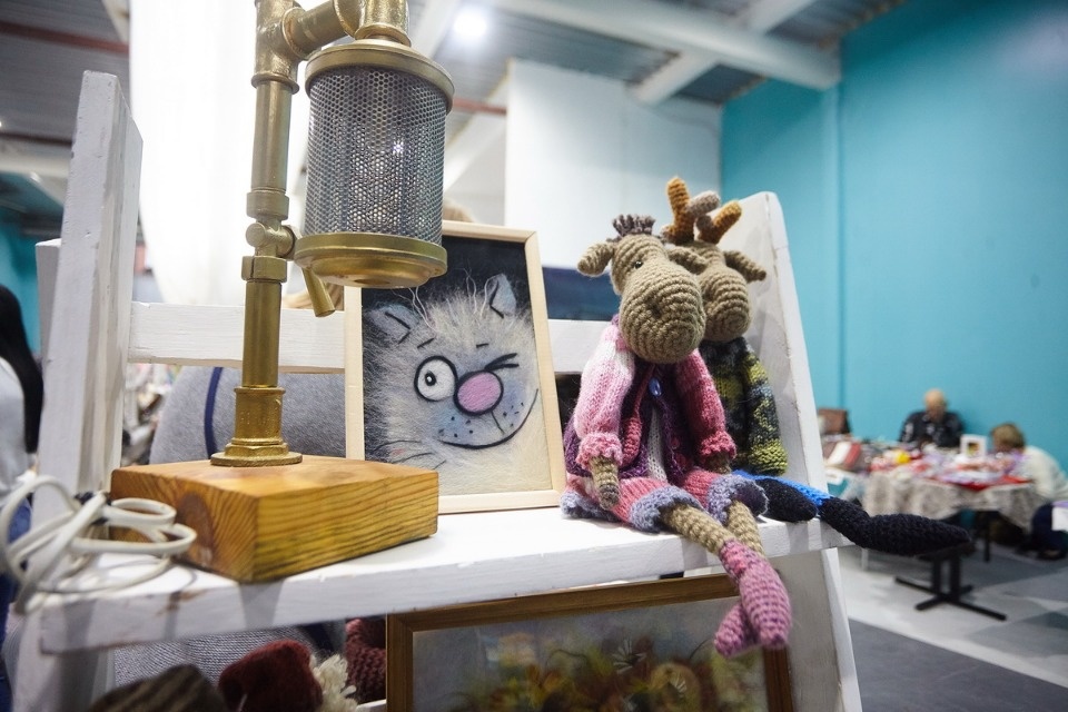 Первый день работы ярмарки «ART-ель» в «Простории» 