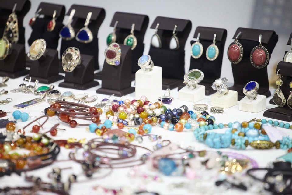 Первый день работы ярмарки «ART-ель» в «Простории» 