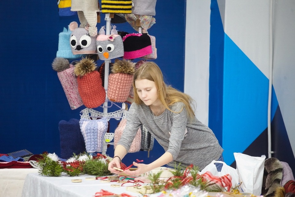 Первый день работы ярмарки «ART-ель» в «Простории» 