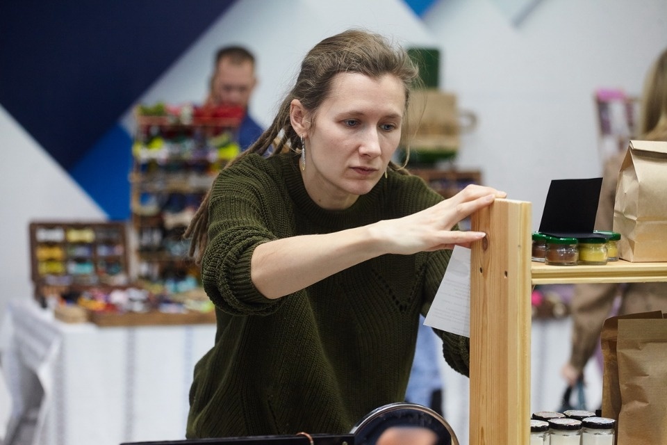 Первый день работы ярмарки «ART-ель» в «Простории» 