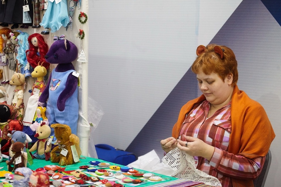 Первый день работы ярмарки «ART-ель» в «Простории» 