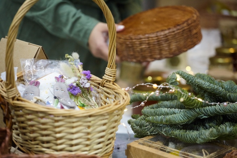 Первый день работы ярмарки «ART-ель» в «Простории» 