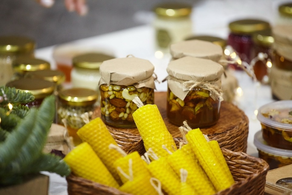 Первый день работы ярмарки «ART-ель» в «Простории» 