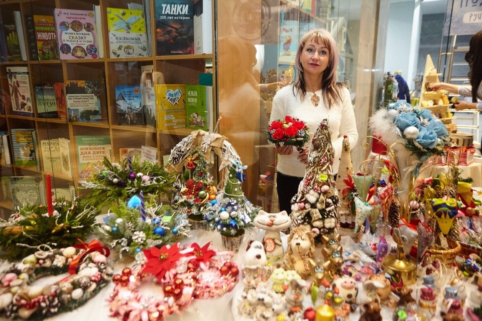 Первый день работы ярмарки «ART-ель» в «Простории» 