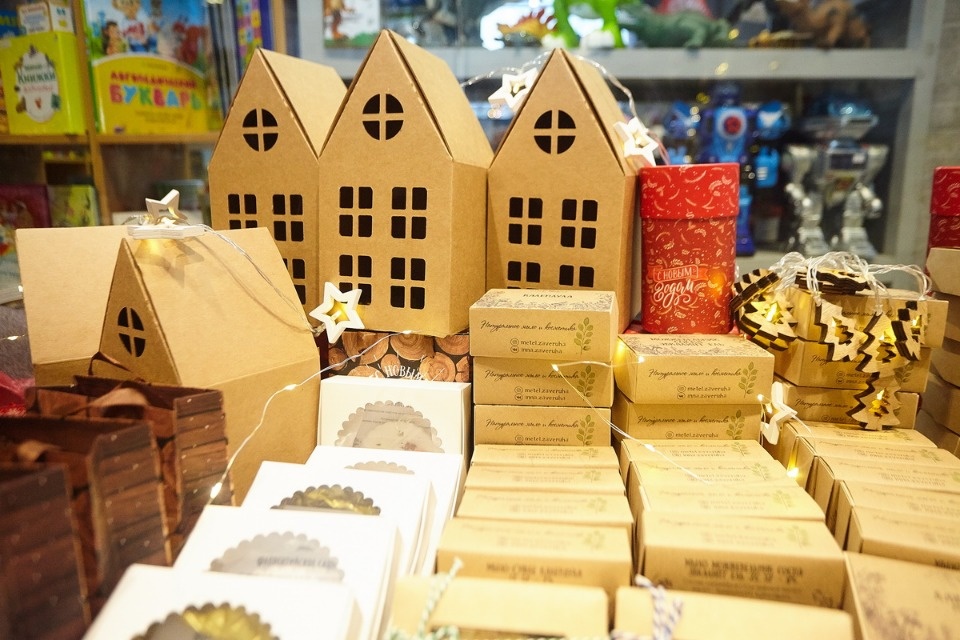 Первый день работы ярмарки «ART-ель» в «Простории» 