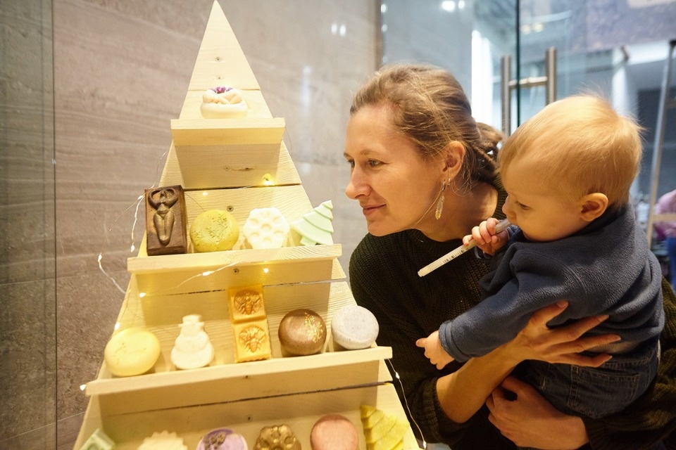 Первый день работы ярмарки «ART-ель» в «Простории» 