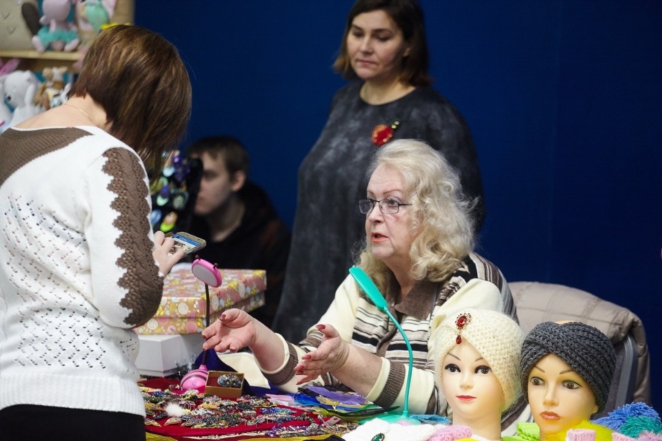 Первый день работы ярмарки «ART-ель» в «Простории» 