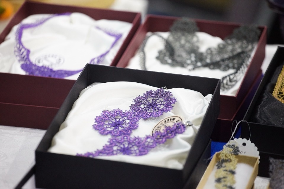 Первый день работы ярмарки «ART-ель» в «Простории» 