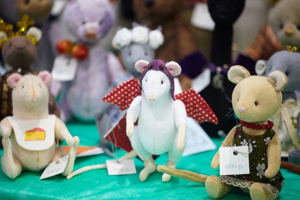 Первый день работы ярмарки «ART-ель» в «Простории» 