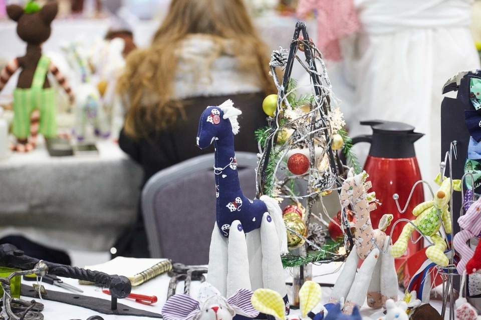 Первый день работы ярмарки «ART-ель» в «Простории» 