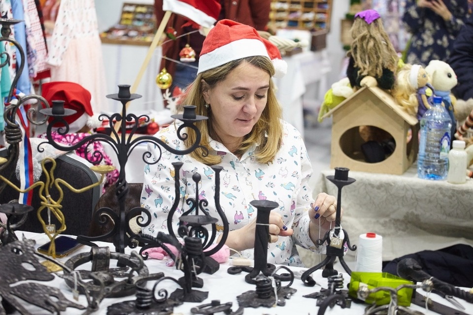 Первый день работы ярмарки «ART-ель» в «Простории» 