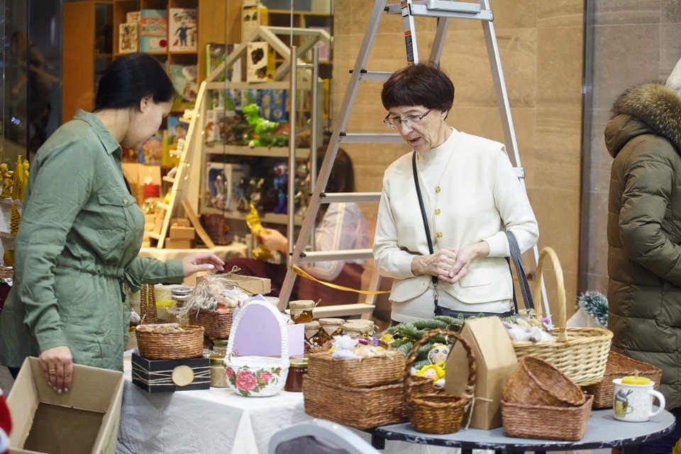 Первый день работы ярмарки «ART-ель» в «Простории» 