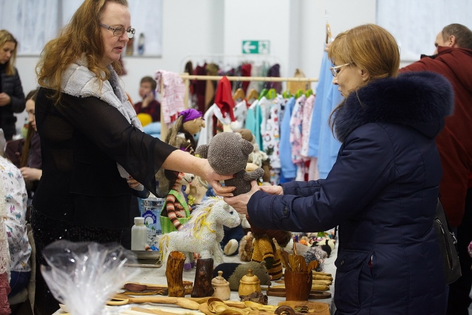Первый день работы ярмарки «ART-ель» в «Простории» 