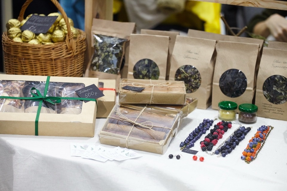 Первый день работы ярмарки «ART-ель» в «Простории» 