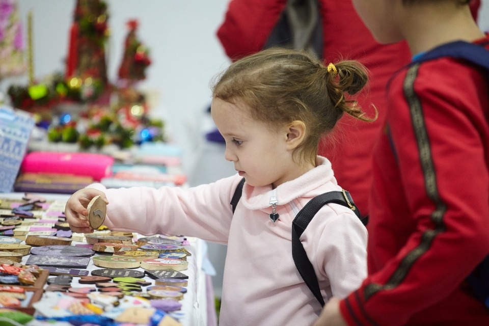 Первый день работы ярмарки «ART-ель» в «Простории» 