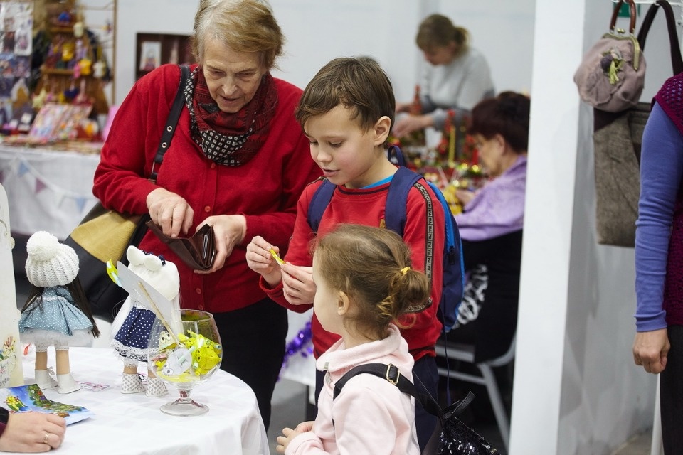 Первый день работы ярмарки «ART-ель» в «Простории» 