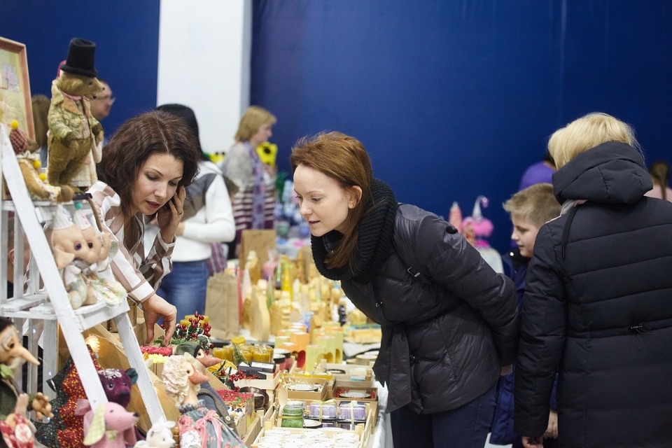 Первый день работы ярмарки «ART-ель» в «Простории» 