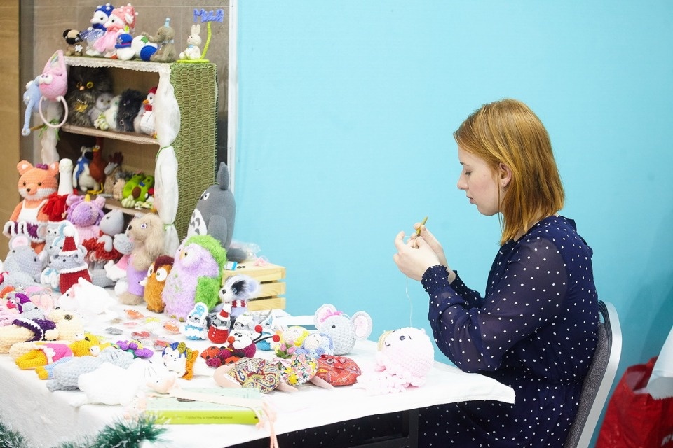 Первый день работы ярмарки «ART-ель» в «Простории» 