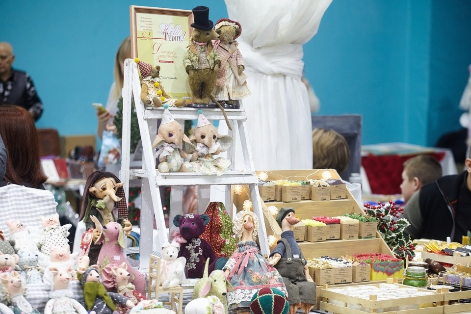 Первый день работы ярмарки «ART-ель» в «Простории» 