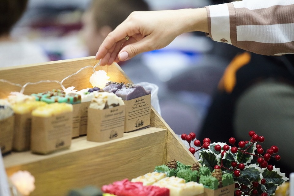 Первый день работы ярмарки «ART-ель» в «Простории» 