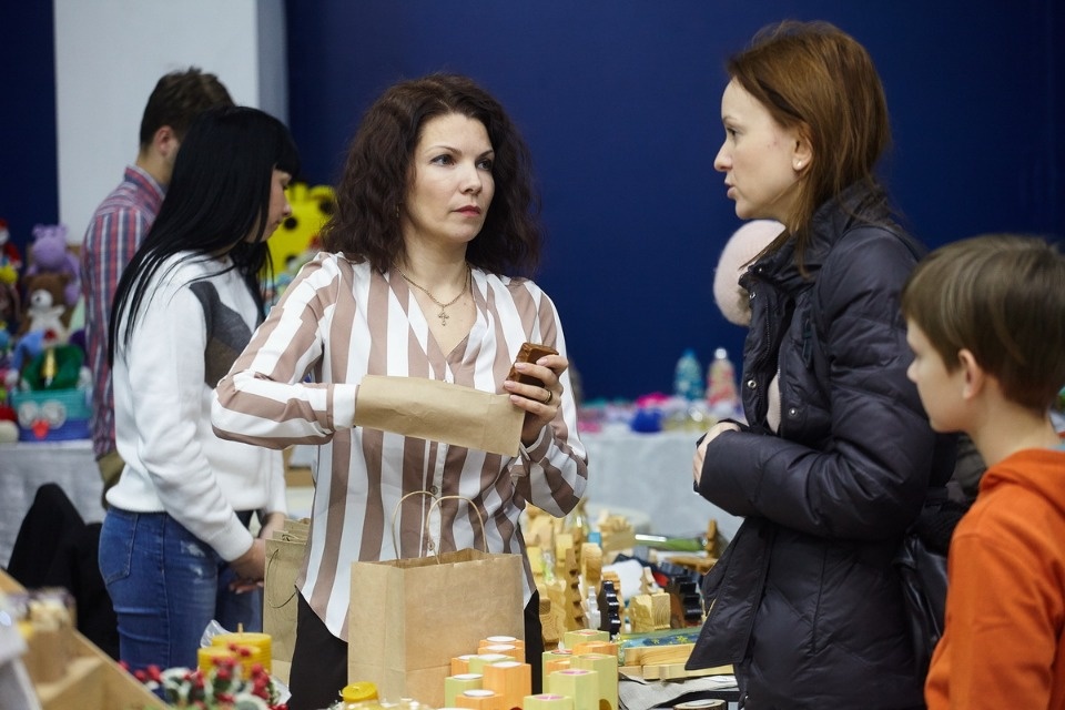 Первый день работы ярмарки «ART-ель» в «Простории» 