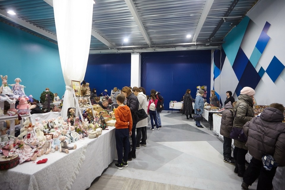 Первый день работы ярмарки «ART-ель» в «Простории» 